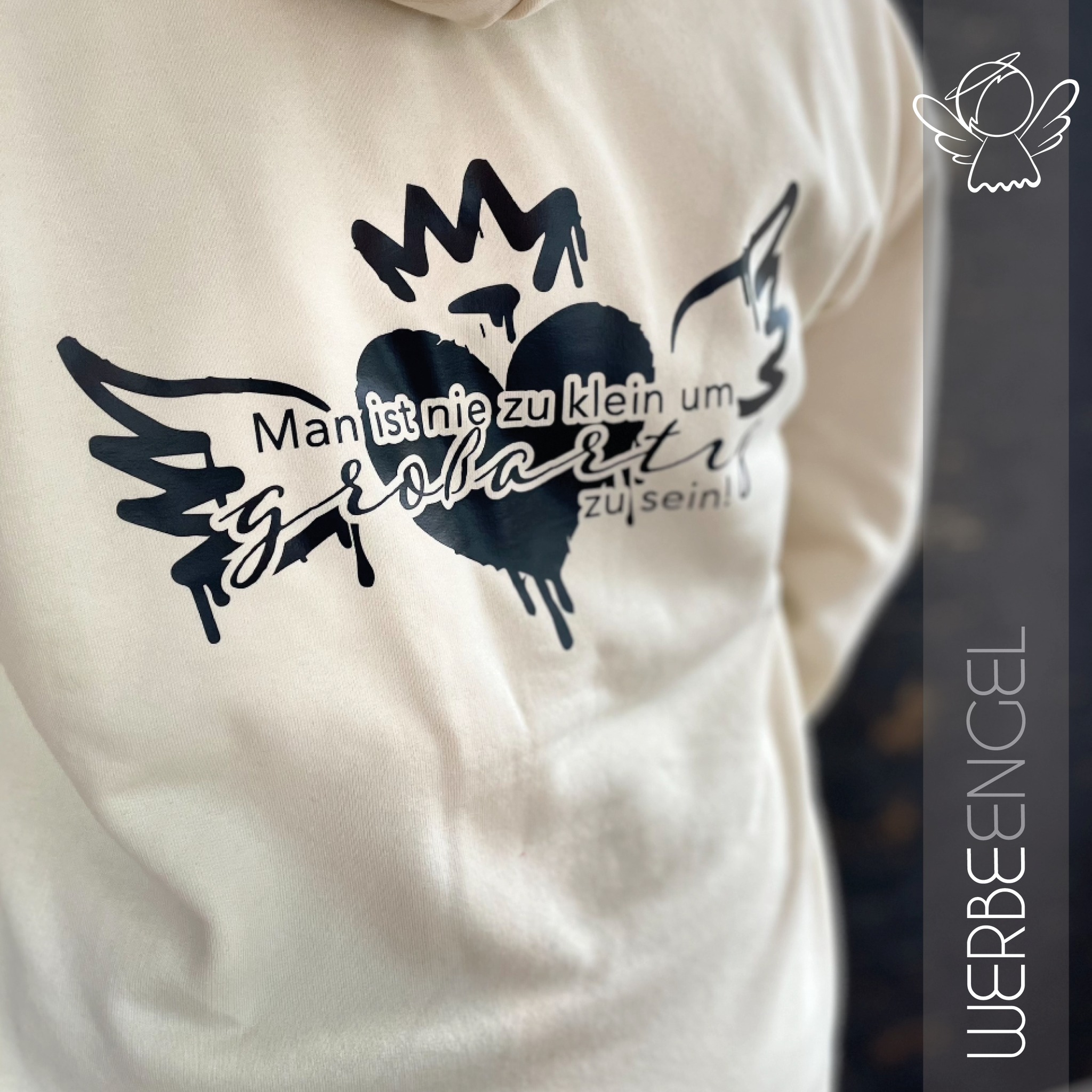 Alle Hoodie-Fans haben drauf gewartet: Die Temperaturen passen wieder und man kann sich wieder in einen schönen Hoodie kuscheln. Noch besser als ein Hoodie ist ein Hoodie mit eurem persönlichen Motiv.
Was darfs bei euch sein?
PS: Die eigenen sich auch super als Geschenk und immerhin ist ja bald Weihnachten